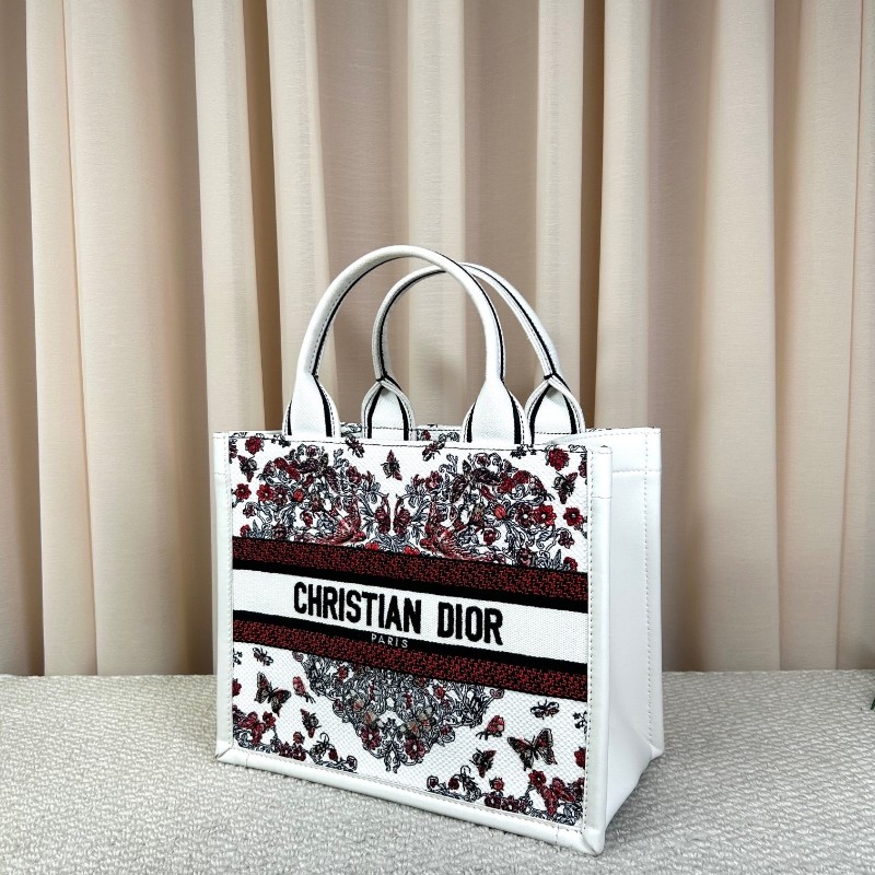 迪奧Dior Book Tote 花卉蝴蝶刺繡托特包 白色很百搭 有肩帶 可單肩可斜挎可手提 容量大 日常通勤都很實用 包型飽滿-3