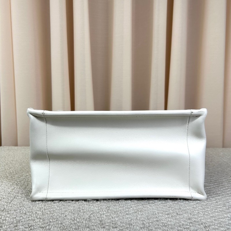 迪奧Dior Book Tote 花卉蝴蝶刺繡托特包 白色很百搭 有肩帶 可單肩可斜挎可手提 容量大 日常通勤都很實用 包型飽滿-4