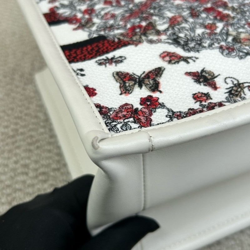 迪奧Dior Book Tote 花卉蝴蝶刺繡托特包 白色很百搭 有肩帶 可單肩可斜挎可手提 容量大 日常通勤都很實用 包型飽滿-7