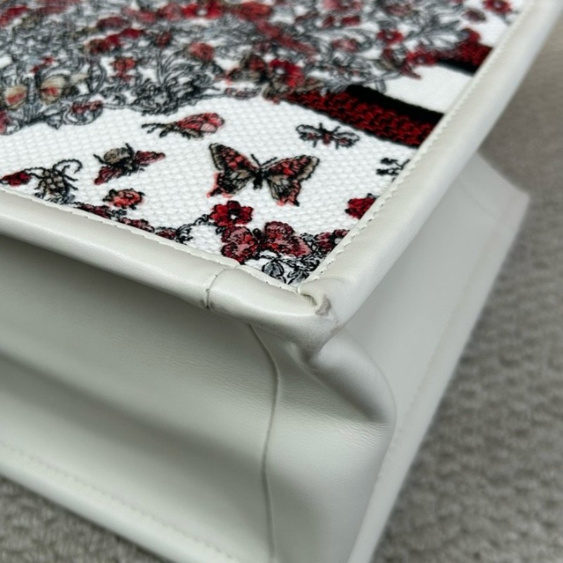 迪奧Dior Book Tote 花卉蝴蝶刺繡托特包 白色很百搭 有肩帶 可單肩可斜挎可手提 容量大 日常通勤都很實用 包型飽滿-8