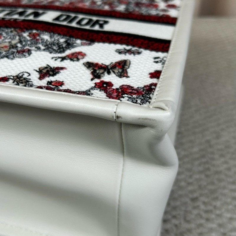 迪奧Dior Book Tote 花卉蝴蝶刺繡托特包 白色很百搭 有肩帶 可單肩可斜挎可手提 容量大 日常通勤都很實用 包型飽滿-9