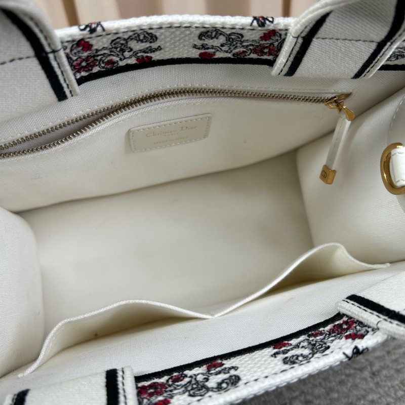 迪奧Dior Book Tote 花卉蝴蝶刺繡托特包 白色很百搭 有肩帶 可單肩可斜挎可手提 容量大 日常通勤都很實用 包型飽滿-11
