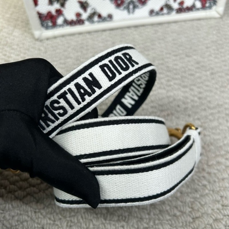 迪奧Dior Book Tote 花卉蝴蝶刺繡托特包 白色很百搭 有肩帶 可單肩可斜挎可手提 容量大 日常通勤都很實用 包型飽滿-13