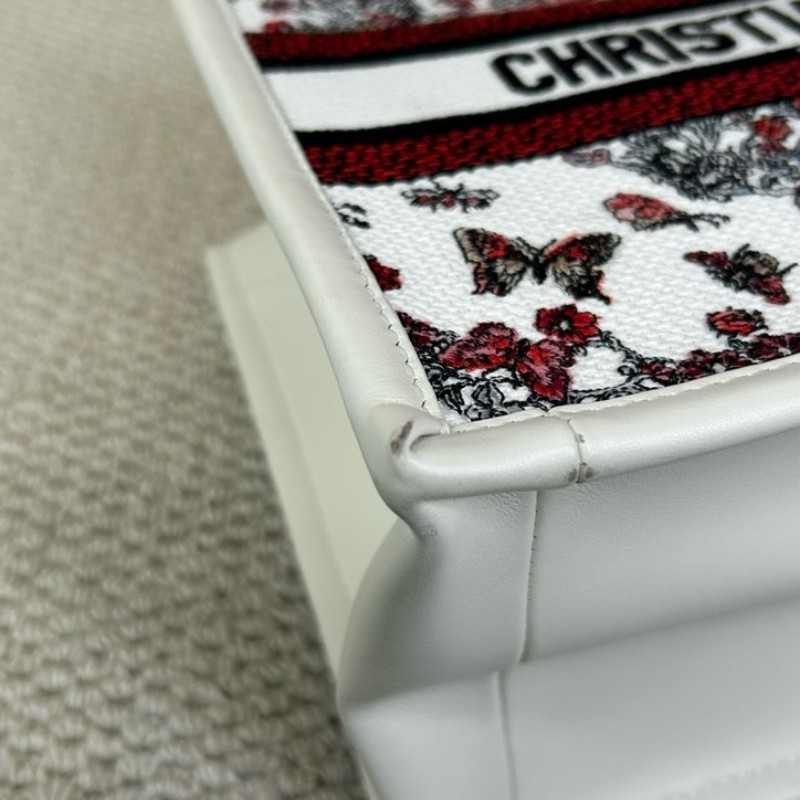 迪奧Dior Book Tote 花卉蝴蝶刺繡托特包 白色很百搭 有肩帶 可單肩可斜挎可手提 容量大 日常通勤都很實用 包型飽滿-15