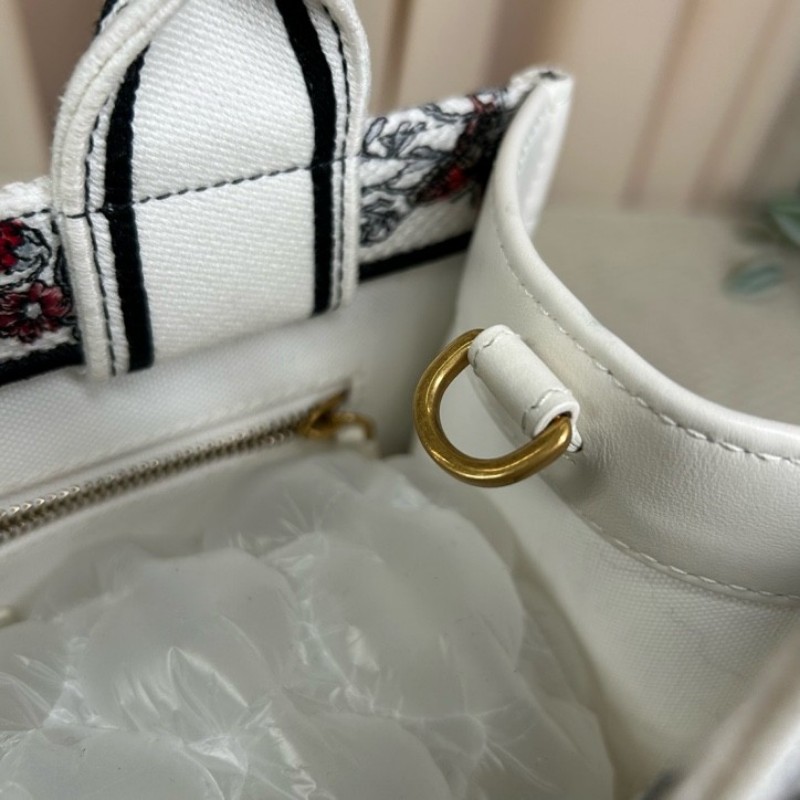 迪奧Dior Book Tote 花卉蝴蝶刺繡托特包 白色很百搭 有肩帶 可單肩可斜挎可手提 容量大 日常通勤都很實用 包型飽滿-16