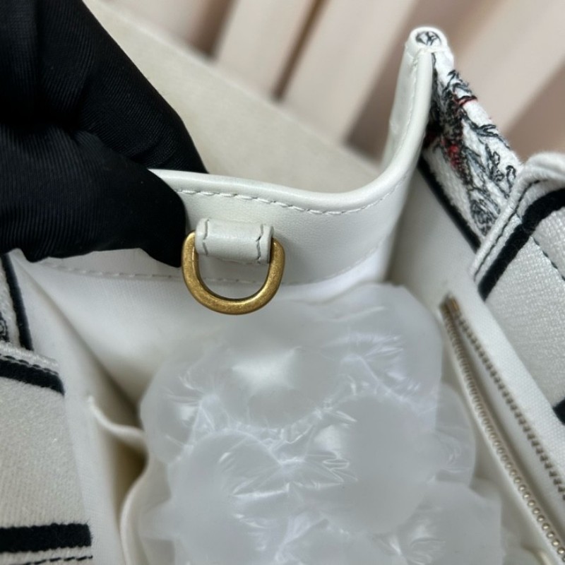 迪奧Dior Book Tote 花卉蝴蝶刺繡托特包 白色很百搭 有肩帶 可單肩可斜挎可手提 容量大 日常通勤都很實用 包型飽滿-17