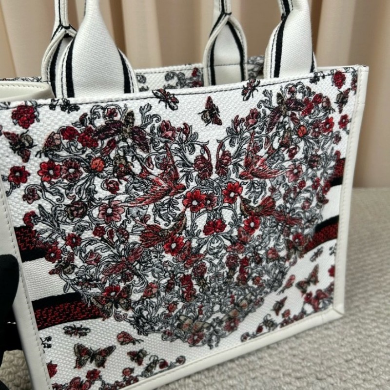 迪奧Dior Book Tote 花卉蝴蝶刺繡托特包 白色很百搭 有肩帶 可單肩可斜挎可手提 容量大 日常通勤都很實用 包型飽滿-18