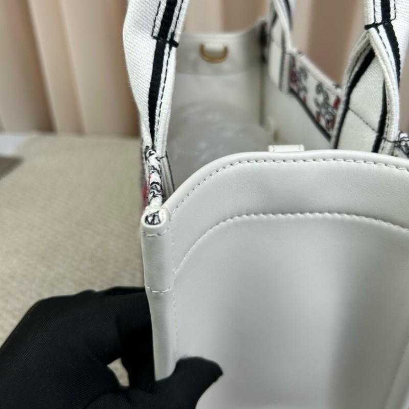 迪奧Dior Book Tote 花卉蝴蝶刺繡托特包 白色很百搭 有肩帶 可單肩可斜挎可手提 容量大 日常通勤都很實用 包型飽滿-19