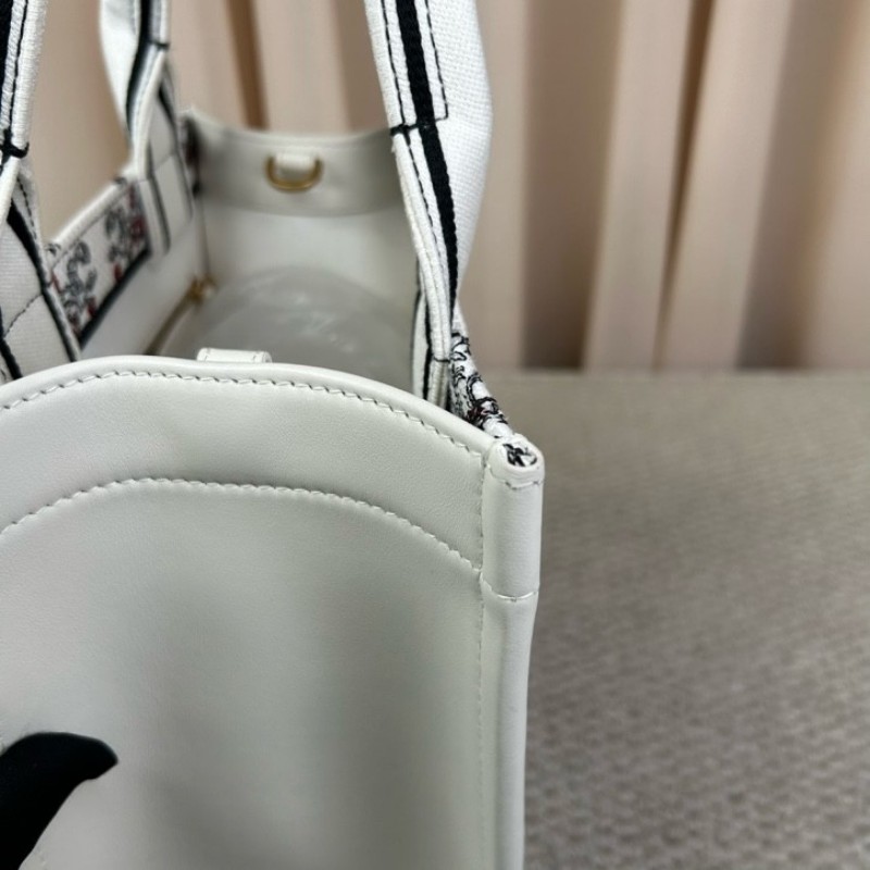 迪奧Dior Book Tote 花卉蝴蝶刺繡托特包 白色很百搭 有肩帶 可單肩可斜挎可手提 容量大 日常通勤都很實用 包型飽滿-20