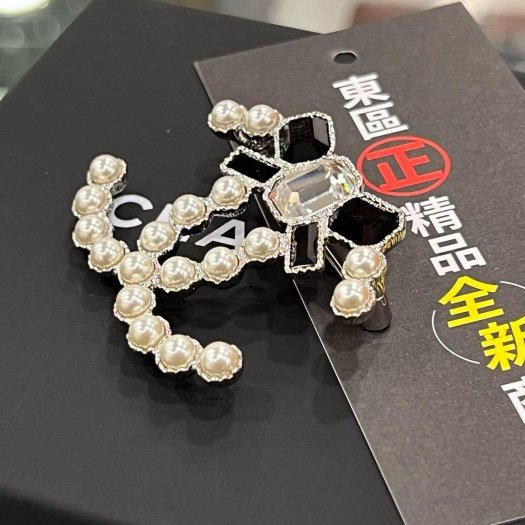 東區正精品㊣CHANEL B23K 全新香奈兒銀色雙C LOGO珍珠黑鑽胸針別針 RZ6292-2