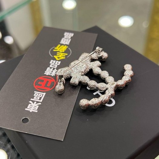 東區正精品㊣CHANEL B23K 全新香奈兒銀色雙C LOGO珍珠黑鑽胸針別針 RZ6292-3