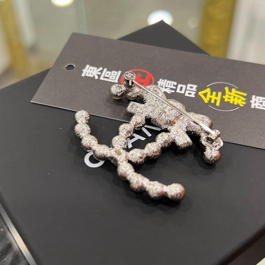 東區正精品㊣CHANEL B23K 全新香奈兒銀色雙C LOGO珍珠黑鑽胸針別針 RZ6292-4