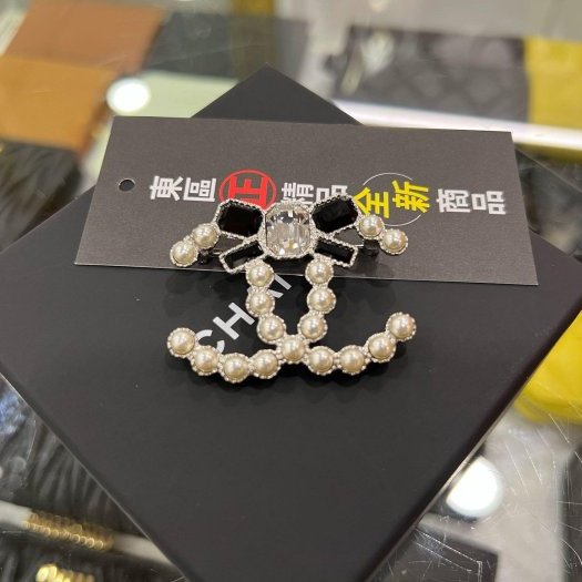 東區正精品㊣CHANEL B23K 全新香奈兒銀色雙C LOGO珍珠黑鑽胸針別針 RZ6292-6