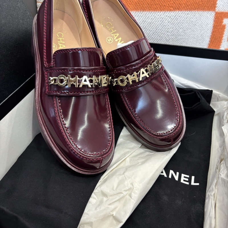 ⭐️Chanel 21S酒紅色字母樂福鞋，35.5碼，全新未使用品，前面logo字母，背面雙C扣-1