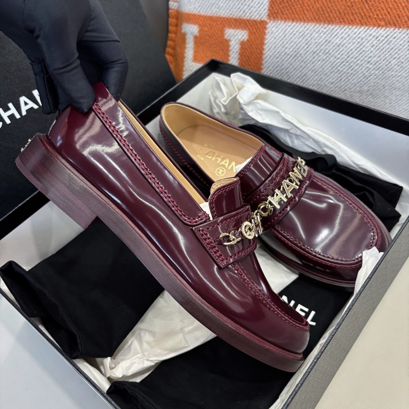 ⭐️Chanel 21S酒紅色字母樂福鞋，35.5碼，全新未使用品，前面logo字母，背面雙C扣-2