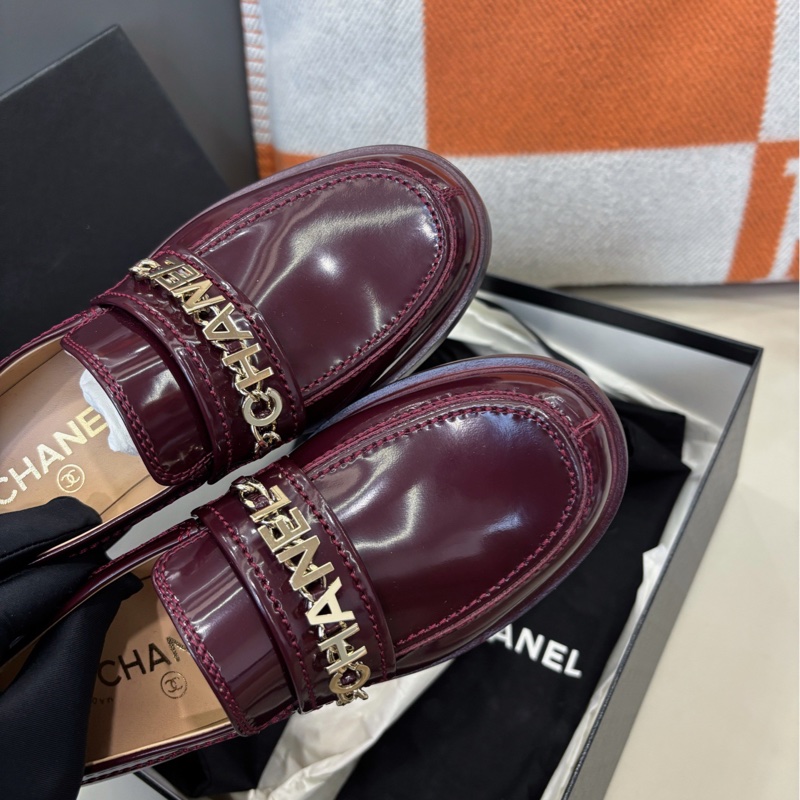 ⭐️Chanel 21S酒紅色字母樂福鞋，35.5碼，全新未使用品，前面logo字母，背面雙C扣-3
