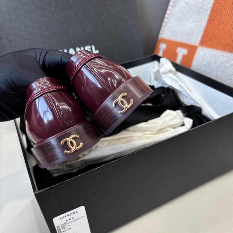 ⭐️Chanel 21S酒紅色字母樂福鞋，35.5碼，全新未使用品，前面logo字母，背面雙C扣-4