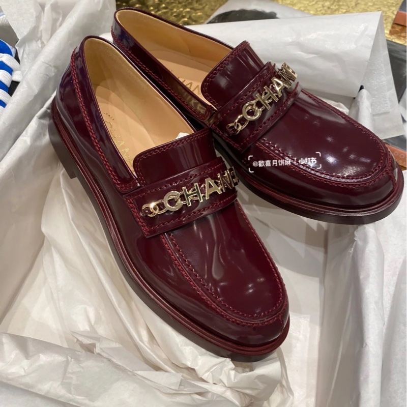 ⭐️Chanel 21S酒紅色字母樂福鞋，35.5碼，全新未使用品，前面logo字母，背面雙C扣-8