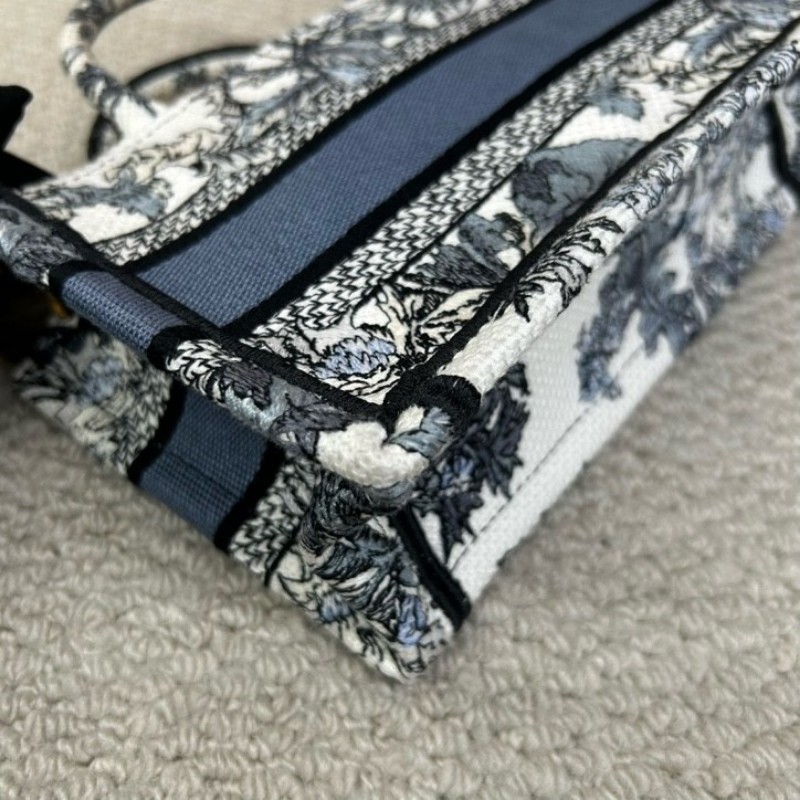 迪奧Dior Book Tote迷你托特包 藍白拼色 植物花卉刺繡 肩帶款 手提單肩斜挎都可以 容量實用 日常百搭-7