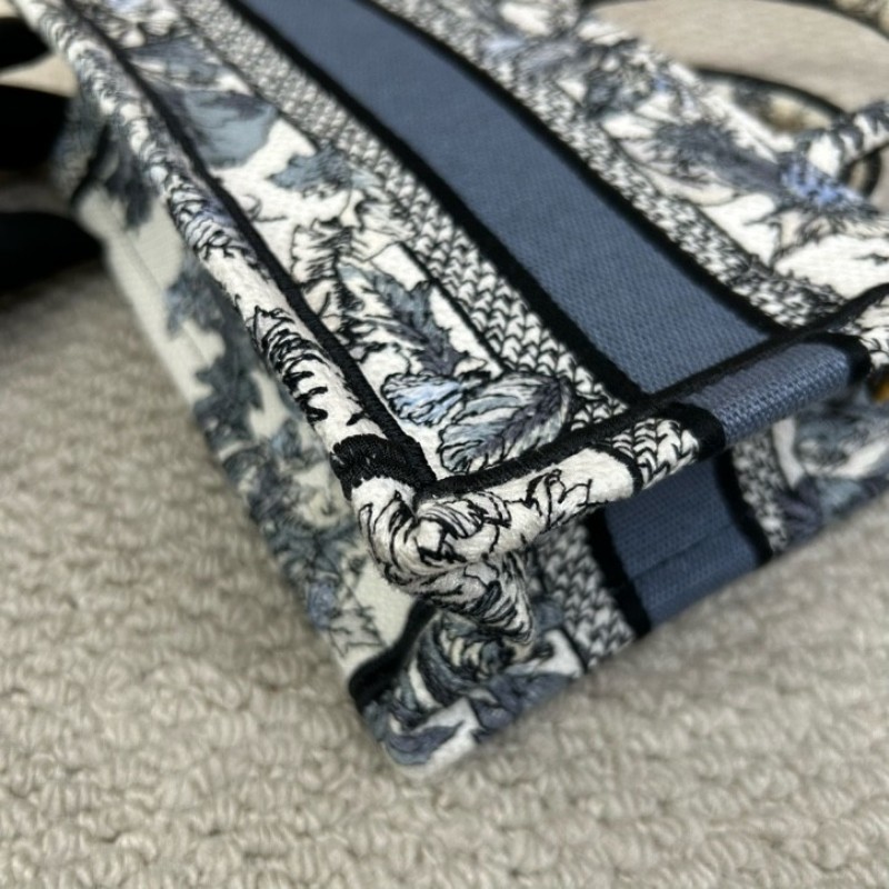 迪奧Dior Book Tote迷你托特包 藍白拼色 植物花卉刺繡 肩帶款 手提單肩斜挎都可以 容量實用 日常百搭-8