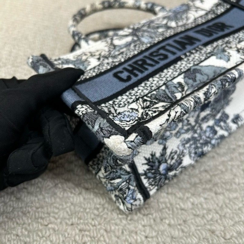 迪奧Dior Book Tote迷你托特包 藍白拼色 植物花卉刺繡 肩帶款 手提單肩斜挎都可以 容量實用 日常百搭-9