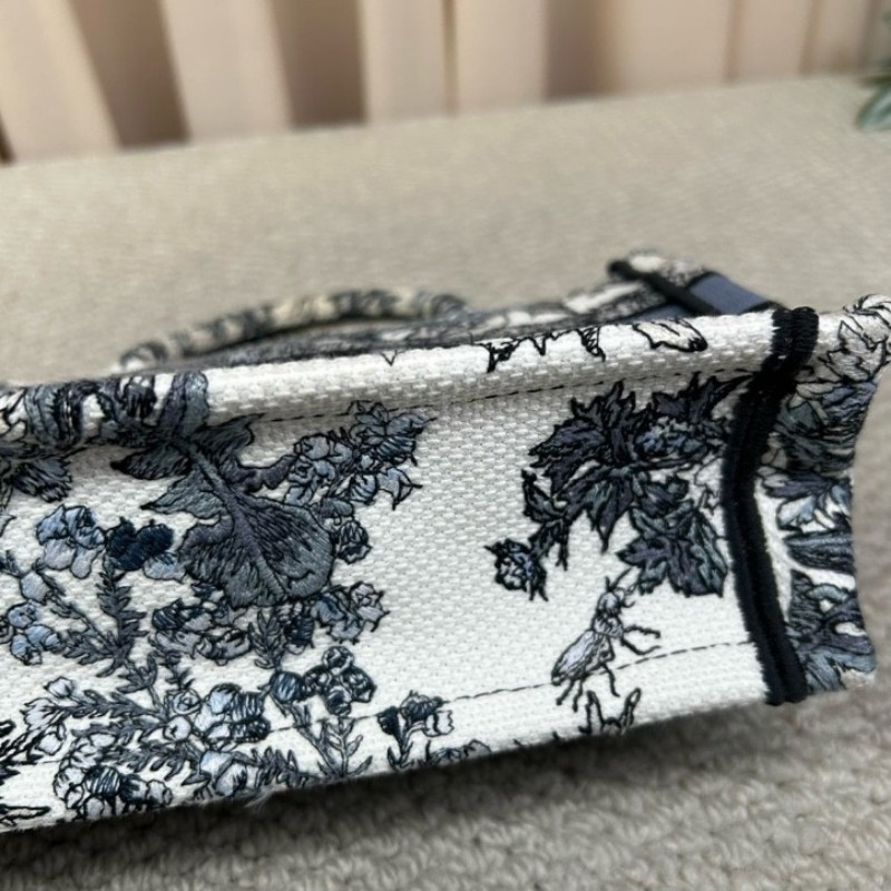 迪奧Dior Book Tote迷你托特包 藍白拼色 植物花卉刺繡 肩帶款 手提單肩斜挎都可以 容量實用 日常百搭-10