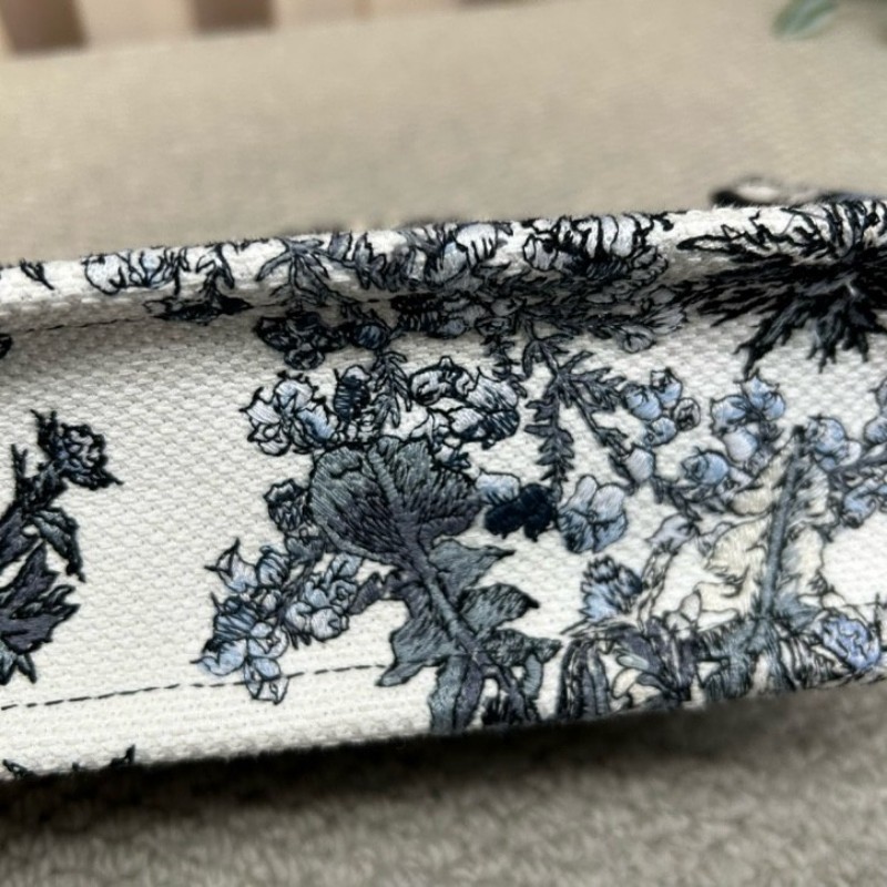迪奧Dior Book Tote迷你托特包 藍白拼色 植物花卉刺繡 肩帶款 手提單肩斜挎都可以 容量實用 日常百搭-12