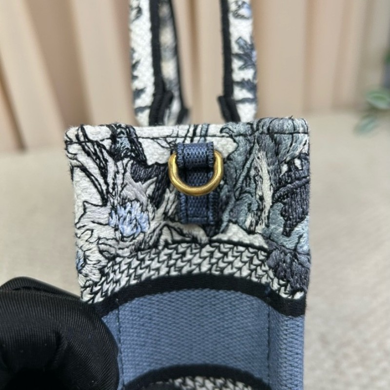 迪奧Dior Book Tote迷你托特包 藍白拼色 植物花卉刺繡 肩帶款 手提單肩斜挎都可以 容量實用 日常百搭-15