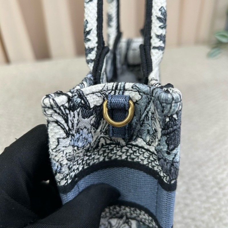 迪奧Dior Book Tote迷你托特包 藍白拼色 植物花卉刺繡 肩帶款 手提單肩斜挎都可以 容量實用 日常百搭-18