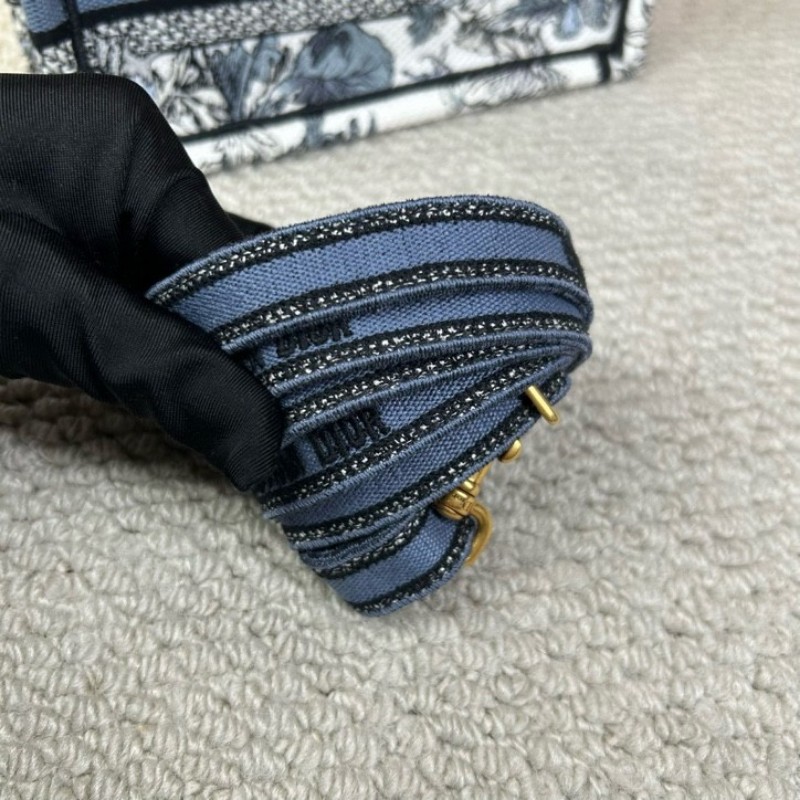 迪奧Dior Book Tote迷你托特包 藍白拼色 植物花卉刺繡 肩帶款 手提單肩斜挎都可以 容量實用 日常百搭-23