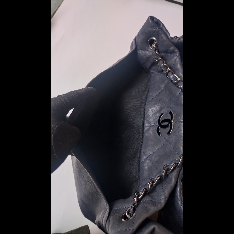 Chanel 銀鍊藍色皮革三層托特包-24
