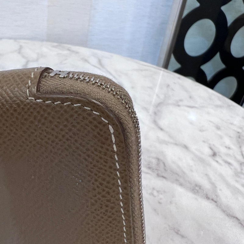 Hermes 18Etoupe大象灰Epsom皮銀釦Silk絲巾短夾-6