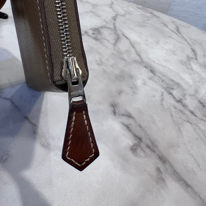 Hermes 18Etoupe大象灰Epsom皮銀釦Silk絲巾短夾-19