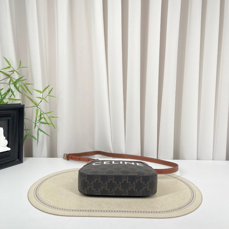 CELINE賽琳 經典老花字母logo 貝殼包 相機斜挎小方包 復古百搭 輕便又能裝 大手機充電寶都可放 肩帶長度可調節 好背實用-4