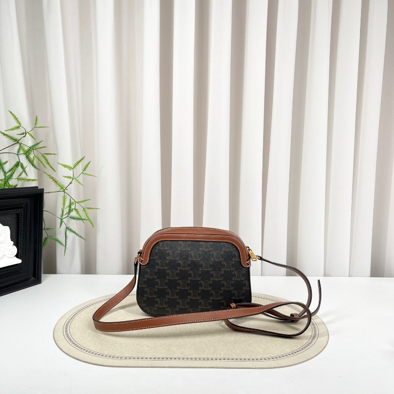 CELINE賽琳 經典老花字母logo 貝殼包 相機斜挎小方包 復古百搭 輕便又能裝 大手機充電寶都可放 肩帶長度可調節 好背實用-6