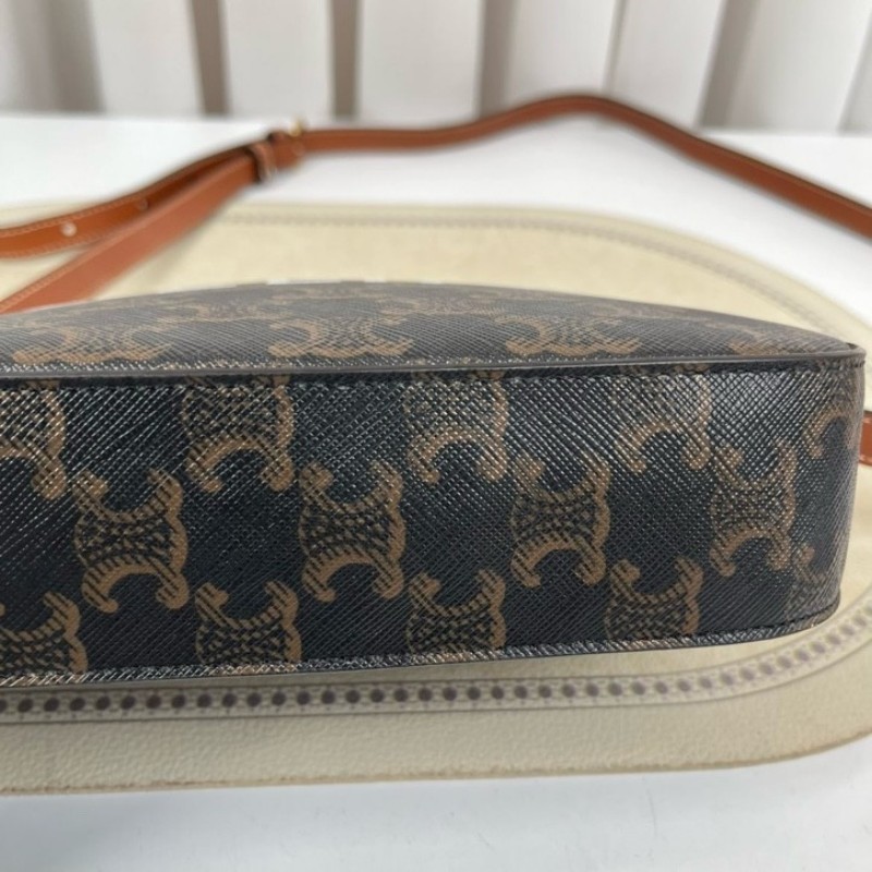 CELINE賽琳 經典老花字母logo 貝殼包 相機斜挎小方包 復古百搭 輕便又能裝 大手機充電寶都可放 肩帶長度可調節 好背實用-7