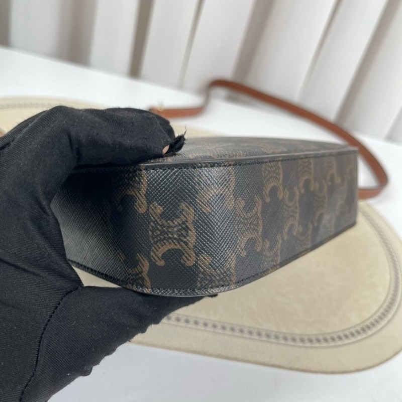 CELINE賽琳 經典老花字母logo 貝殼包 相機斜挎小方包 復古百搭 輕便又能裝 大手機充電寶都可放 肩帶長度可調節 好背實用-8