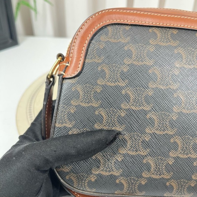 CELINE賽琳 經典老花字母logo 貝殼包 相機斜挎小方包 復古百搭 輕便又能裝 大手機充電寶都可放 肩帶長度可調節 好背實用-11