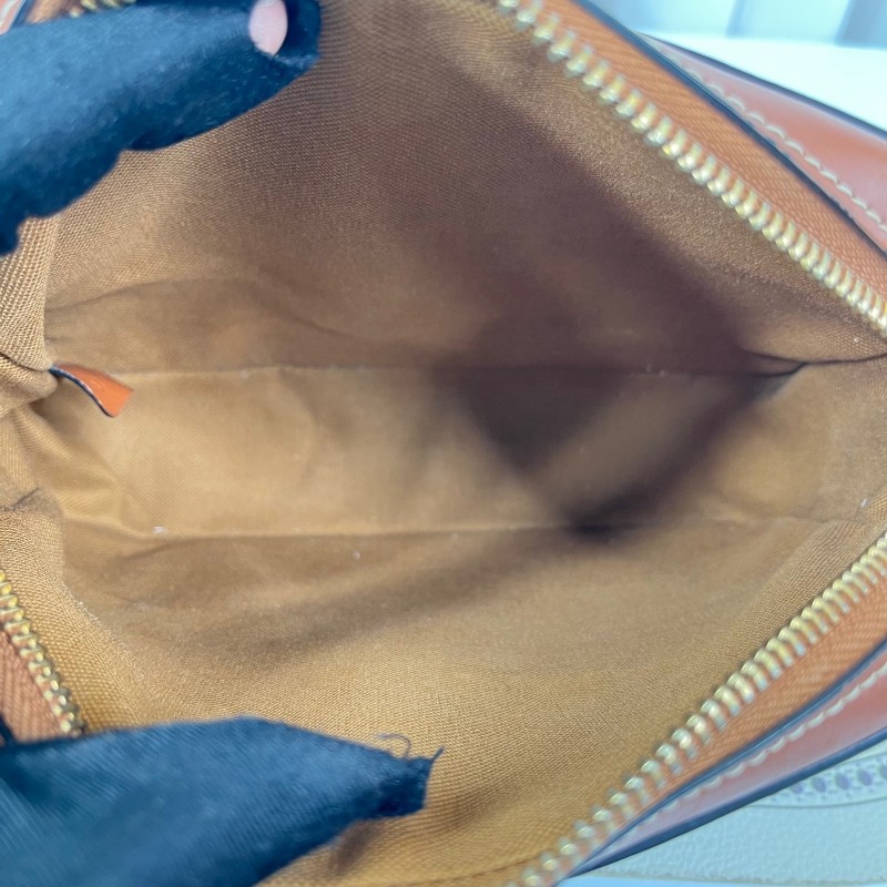 CELINE賽琳 經典老花字母logo 貝殼包 相機斜挎小方包 復古百搭 輕便又能裝 大手機充電寶都可放 肩帶長度可調節 好背實用-14