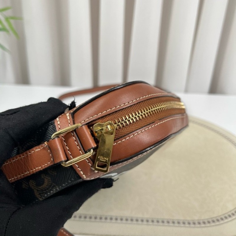 CELINE賽琳 經典老花字母logo 貝殼包 相機斜挎小方包 復古百搭 輕便又能裝 大手機充電寶都可放 肩帶長度可調節 好背實用-15