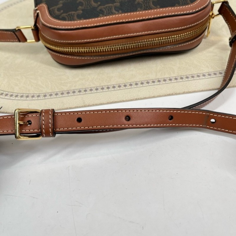 CELINE賽琳 經典老花字母logo 貝殼包 相機斜挎小方包 復古百搭 輕便又能裝 大手機充電寶都可放 肩帶長度可調節 好背實用-17