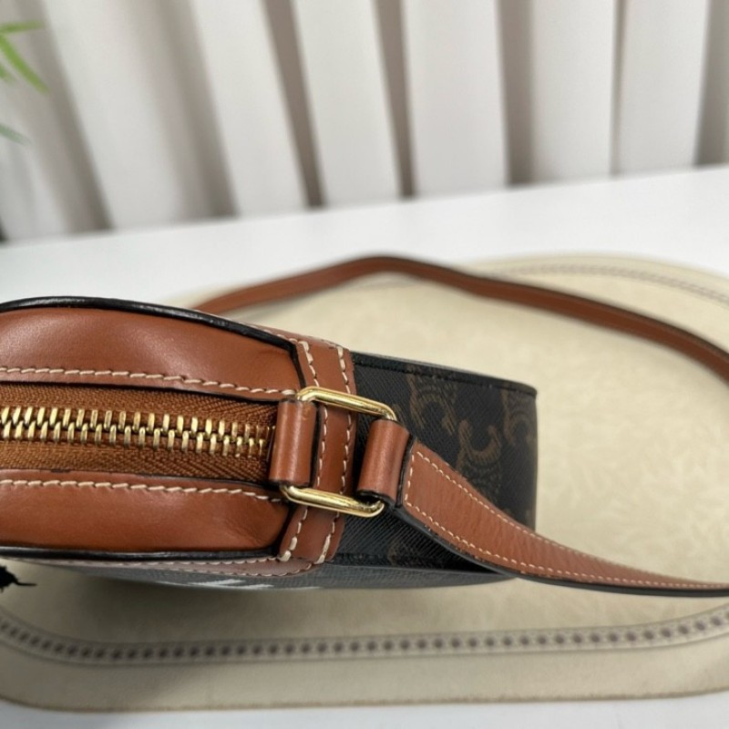 CELINE賽琳 經典老花字母logo 貝殼包 相機斜挎小方包 復古百搭 輕便又能裝 大手機充電寶都可放 肩帶長度可調節 好背實用-20