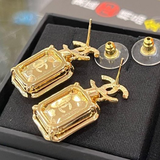 東區正精品㊣CHANEL A22K全新香奈兒金色雙C方形水晶毛呢吊墜耳環 RZ6296-3