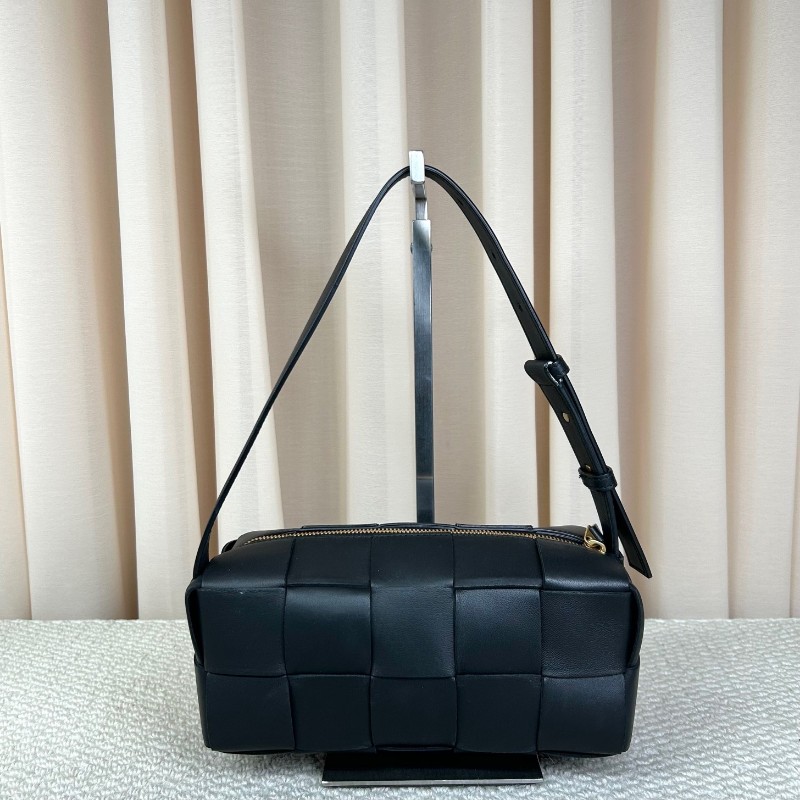 BV葆蝶家黑色brick cassette枕頭編織包 經典編織 容量實用 可單肩可手提 日常通勤百搭-1