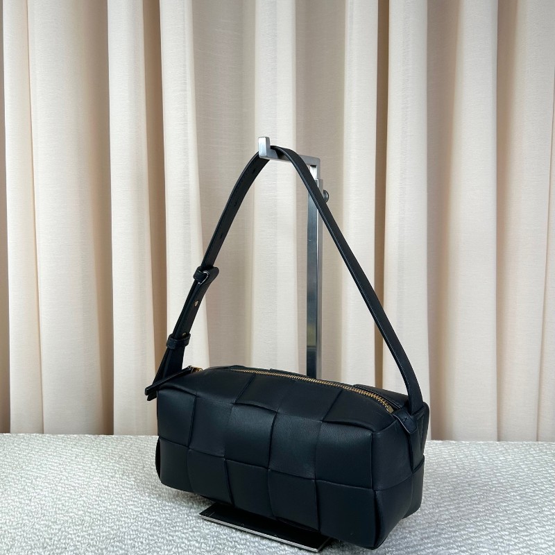 BV葆蝶家黑色brick cassette枕頭編織包 經典編織 容量實用 可單肩可手提 日常通勤百搭-3