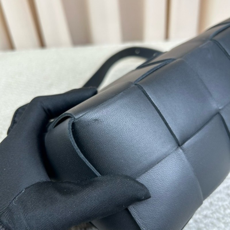 BV葆蝶家黑色brick cassette枕頭編織包 經典編織 容量實用 可單肩可手提 日常通勤百搭-10