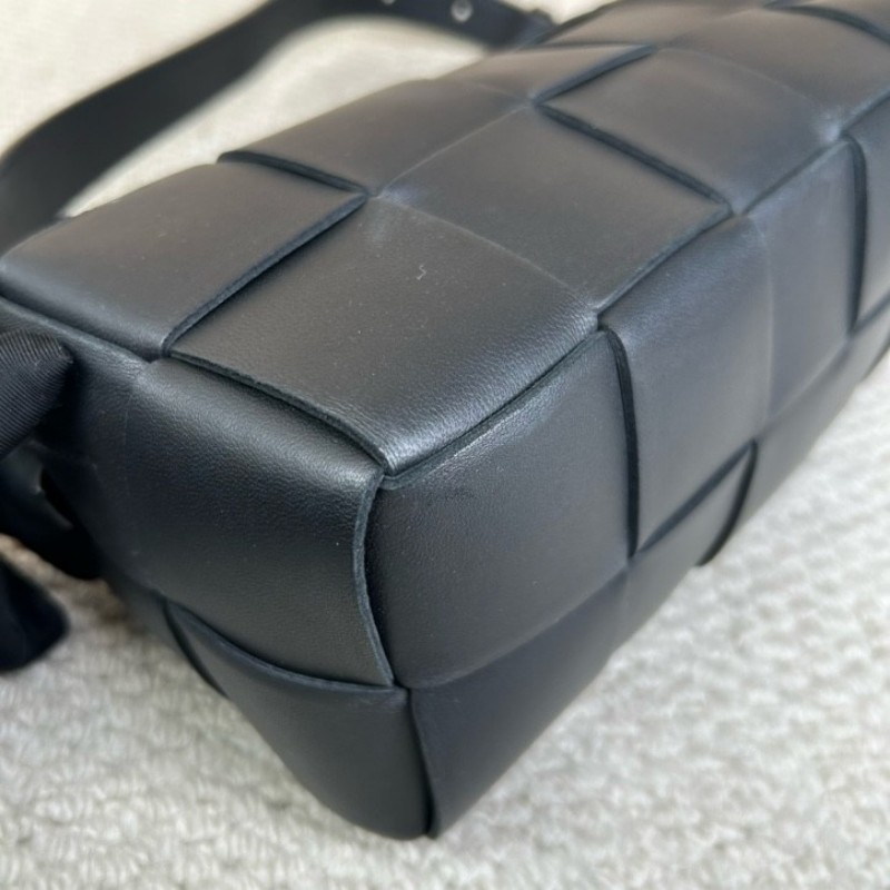 BV葆蝶家黑色brick cassette枕頭編織包 經典編織 容量實用 可單肩可手提 日常通勤百搭-11