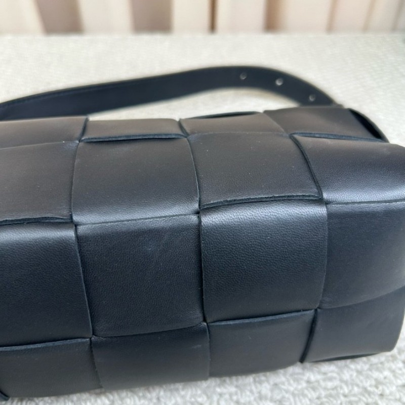 BV葆蝶家黑色brick cassette枕頭編織包 經典編織 容量實用 可單肩可手提 日常通勤百搭-12