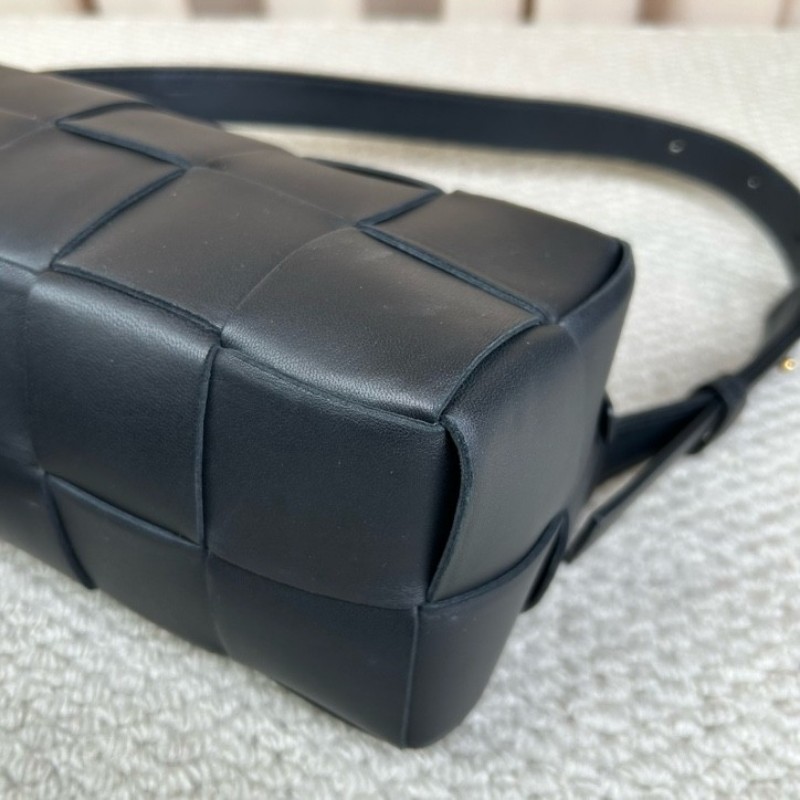 BV葆蝶家黑色brick cassette枕頭編織包 經典編織 容量實用 可單肩可手提 日常通勤百搭-13