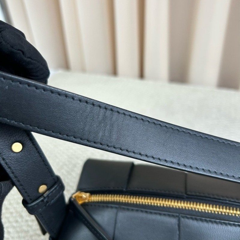 BV葆蝶家黑色brick cassette枕頭編織包 經典編織 容量實用 可單肩可手提 日常通勤百搭-15